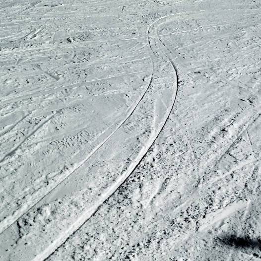 Carving_tracks_snow